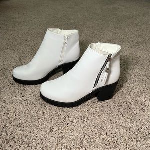 Krush since 1970 white heeled ankle boots size 9 never been worn